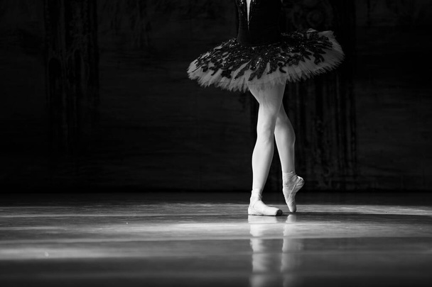 Κοντινό πλάνο με μπαλαρίνες που χορεύουν απομονωμένες στη σκηνή. Μπαλαρίνες πόδια closeup - Φωτογραφία, εικόνα