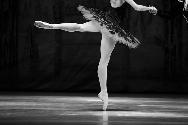 Großaufnahme einer Ballerina, die isoliert auf der Bühne tanzt. Ballerina Beine Nahaufnahme - Foto, Bild