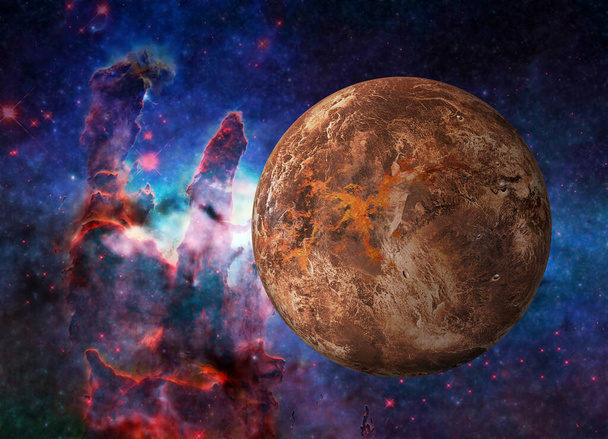 Fiction planète rouge Mars quelque part dans l'espace près des piliers de la création. Concentration sélective. La science-fiction. Des éléments de cette image ont été fournis par la NASA - Photo, image