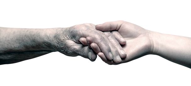Kezek az öregembertől és egy fiatal nőtől.Segítő kezek. - Fotó, kép