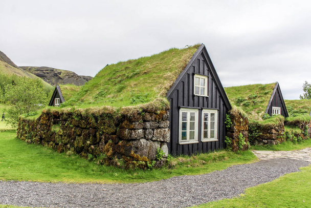 Торфяные дома, построенные в традиционном стиле, Южная Исландия - Фото, изображение