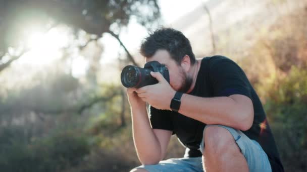 Valokuvaaja ohjaa luovaa photoshoot luonnonpuistossa taustavalo 4K - Materiaali, video