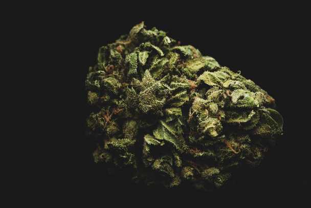 Makró közeli portré Amnézia Cannabis marihuána száraz rügyek, szelektív fókusz - Fotó, kép