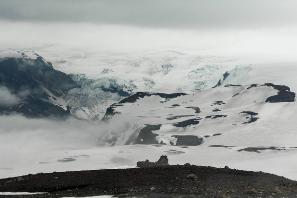 Сніжний і туманний білий ландшафт на Fimmvorduhals hiking trail, льодовик на задньому плані, Ісландія - Фото, зображення