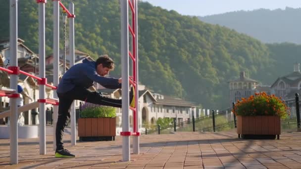 професійний спортсмен утримує фізичний стан, навчаючись у парку
 - Кадри, відео