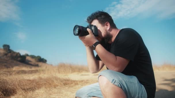 Professionele fotograaf gericht op het nemen van foto 's in openlucht natuurpark, 4K - Video