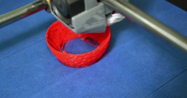 Εργασία 3d εκτυπωτή κοντά. Εκτύπωση 3D εκτυπωτή Αντικείμενο Πορτοκαλί πλαστικό - Πλάνα, βίντεο