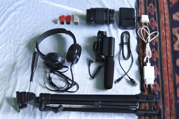 fotografia, vídeo e equipamento de gravação incluem microfones, fones de ouvido, celulares, lentes de câmera, tripés, flashdish, carregadores, cabos de dados. - Foto, Imagem