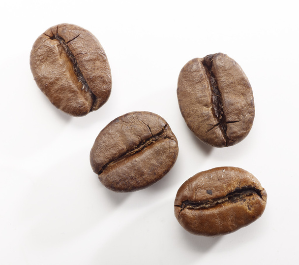 クリッピング パスと白い背景の上のコーヒー豆 - 写真・画像