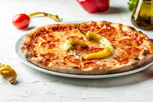 Πίτσα πεπερόνι. Νόστιμη ιταλική πίτσα φτιαγμένη από αυθεντική συνταγή. Μενού πίτσας σε ελαφρύ φόντο, κορυφαία προβολή. - Φωτογραφία, εικόνα