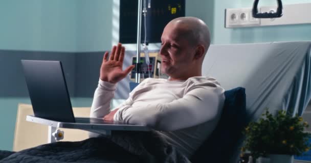 Mann mit Glatze telefoniert in Klinik - Filmmaterial, Video