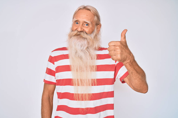 Старий старший чоловік з сірим волоссям і довгою бородою в смугастій сорочці посміхається щасливим і позитивним, великий палець робить відмінний знак схвалення
  - Фото, зображення