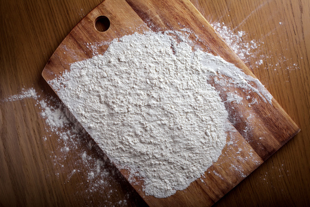 layer of flour on cutting board - Foto, afbeelding