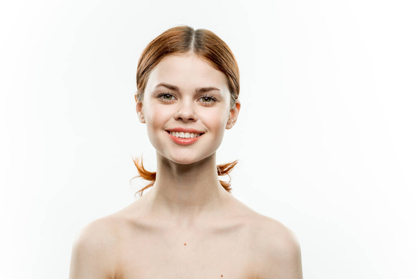 きれいな女性裸の肩の顔の化粧品は髪を集め - 写真・画像