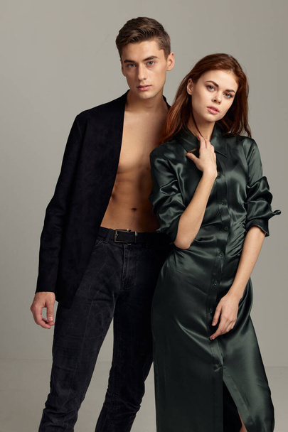 Мужчина и женщина стоят бок о бок мода роскошь элегантный стиль отношений романтика - Фото, изображение