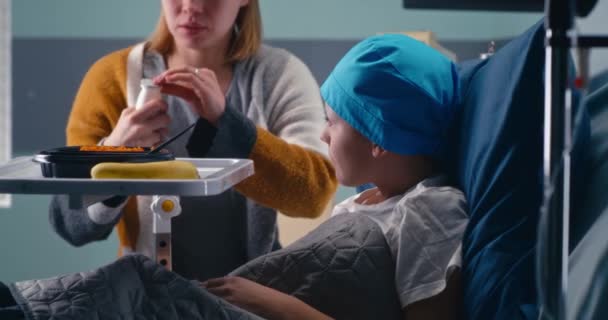 Nainen ruokinta poika sairaalassa - Materiaali, video