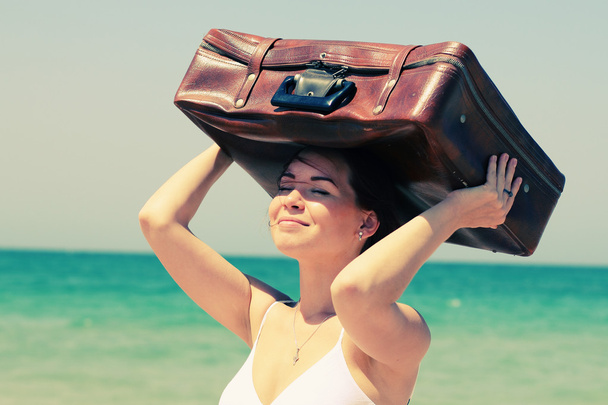 vrouw met koffer op het strand - Foto, afbeelding