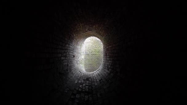 Antiguo túnel de ladrillo oval abandonado del siglo XIX en el día. - Imágenes, Vídeo