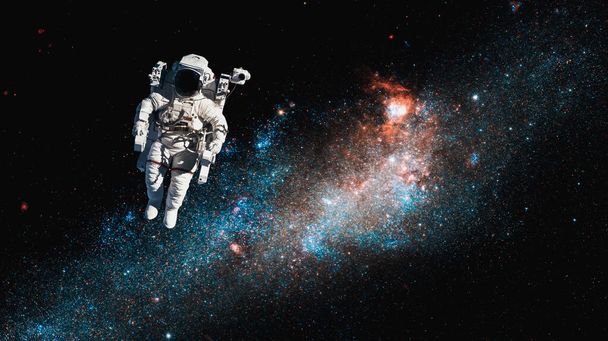 宇宙飛行士は宇宙ステーションで働いている間に宇宙遊泳をします - 写真・画像