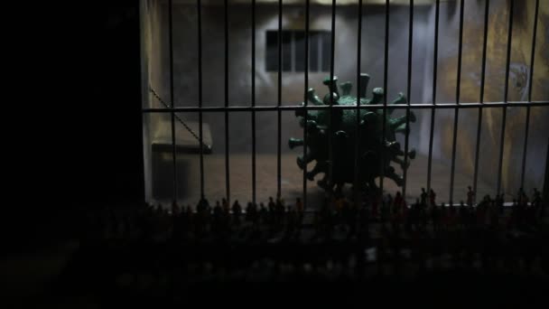 Corona vírus lezárása kreatív koncepció, földgömb és koronavírus a börtönben - Felvétel, videó
