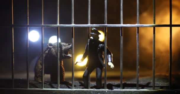 Silhueta de urso em miniatura em pé na gaiola do zoológico sonhos de liberdade. Decoração criativa com backlight colorido com nevoeiro - Filmagem, Vídeo