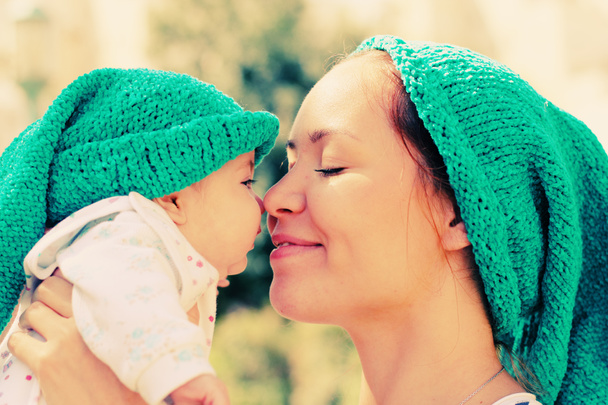 Retrato de mãe amorosa feliz e seu bebê ao ar livre - Foto, Imagem