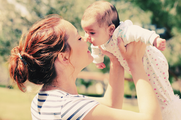 Retrato de mãe amorosa feliz e seu bebê ao ar livre - Foto, Imagem