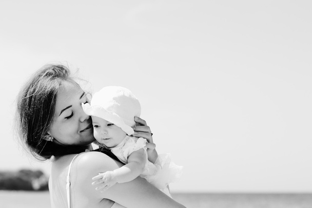 幸せな愛情のある母と、ビーチで彼女の赤ちゃんの肖像画 - 写真・画像