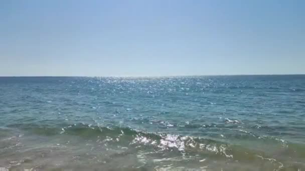 Krásné modré moře s vlnami. Záběry pro letní dovolenou a dovolenou s rodinou. Cíl dovolené. - Záběry, video