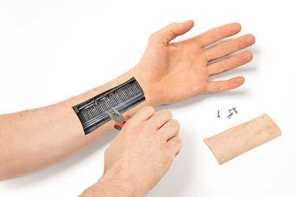 Ρομπότ χέρι μέσα στο ανθρώπινο χέρι - Prosthesis έννοια, επισκευή, απομονώνονται σε λευκό - Φωτογραφία, εικόνα