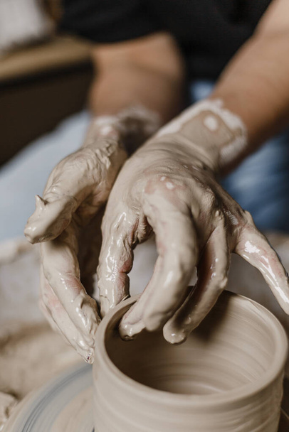 Le mani femminili fanno piatti da argilla - Foto, immagini