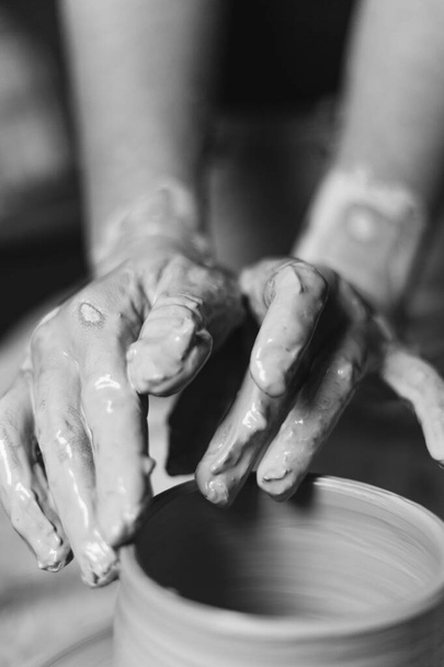 Vrouwelijke handen maken borden van klei - Foto, afbeelding
