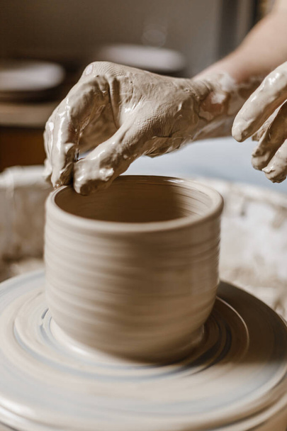 女性の手は粘土から料理を作る - 写真・画像