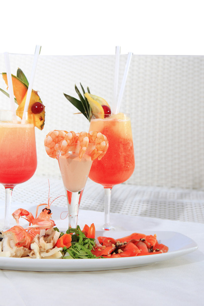 Cocktail e frutos do mar
 - Foto, Imagem
