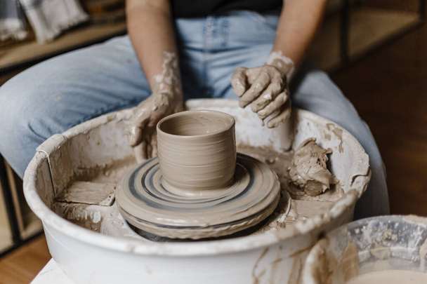 女性の手は粘土から料理を作る - 写真・画像