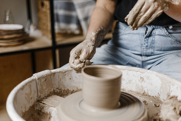 Жіночі руки роблять посуд з глини
 - Фото, зображення