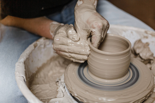 Las manos femeninas hacen platos de arcilla - Foto, Imagen