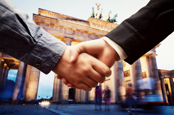 Рукопожатие на фоне Бранденбургских ворот
. - Фото, изображение