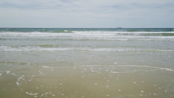 Plaj denizi, yaz mevsiminde deniz manzarası. Video klipsi. Gün boyunca parıltı ve güzel deniz dalgaları. Kamera 4k sahnesi.. - Video, Çekim