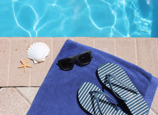 Pool Urlaub malerischen Pool Sommer Sonnenbrille, Shell, Handtuch und Flip-Flops Dinge - Foto, Bild