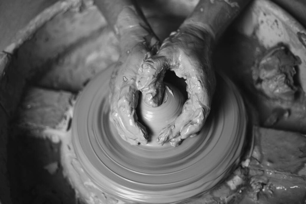 Las manos femeninas esculpir arcilla una taza - Foto, Imagen