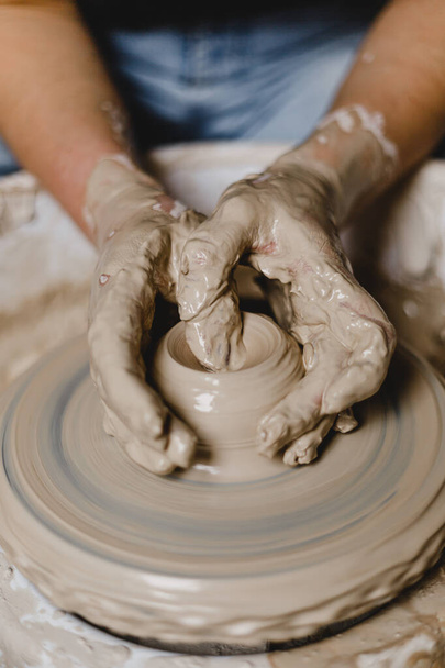 Жіночі руки скульптури глини чашка
 - Фото, зображення
