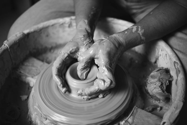 Mani femminili scolpire argilla una tazza - Foto, immagini