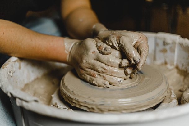 女性の手は粘土皿を彫刻 - 写真・画像