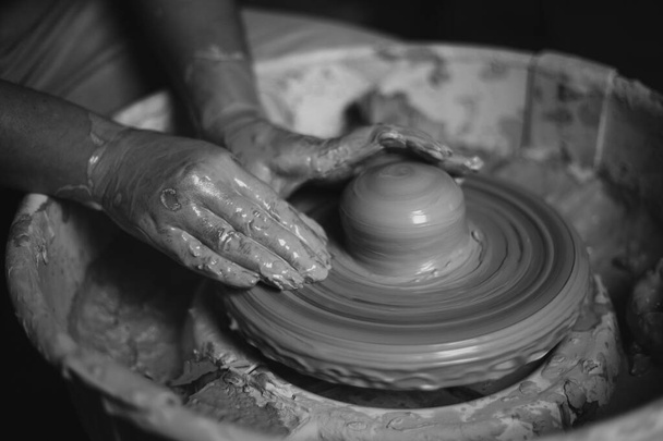 Kadın elleri kil tabaklarını şekillendirir. - Fotoğraf, Görsel