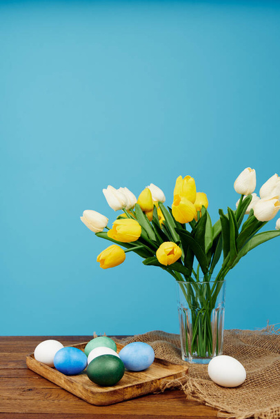 spring flowers easter eggs decoration tradition blue background - Foto, imagen