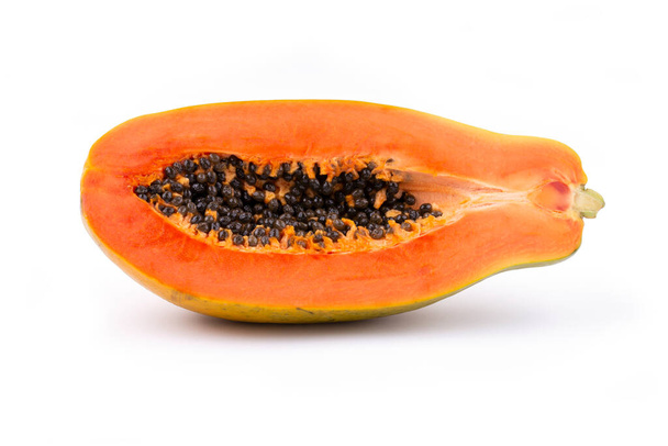 Fruto de papaya medio maduro con semillas aisladas sobre fondo blanco. profundidad total de campo - Foto, imagen