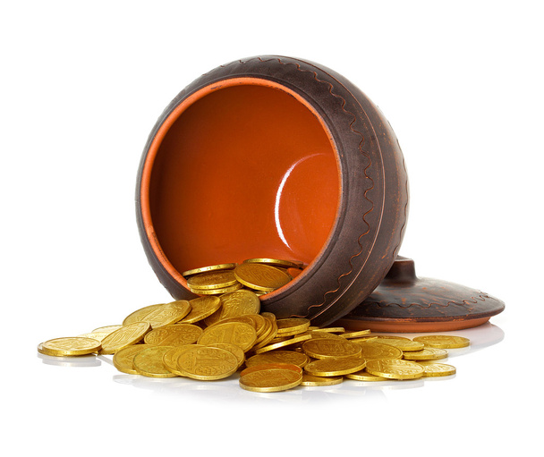 χρυσά νομίσματα σε κεραμικό κασπώ, απομονωμένη - Φωτογραφία, εικόνα
