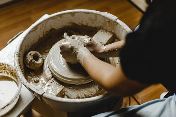 Las manos femeninas esculpir platos de arcilla - Foto, imagen