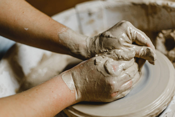 Las manos femeninas esculpir platos de arcilla - Foto, Imagen